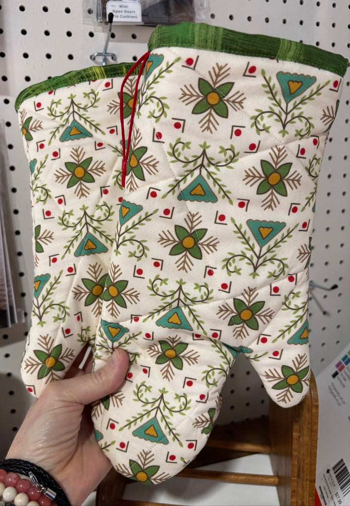 Lori Holt Hometown Holiday Oven Mitt Kit - (Makes 2 Mitts)