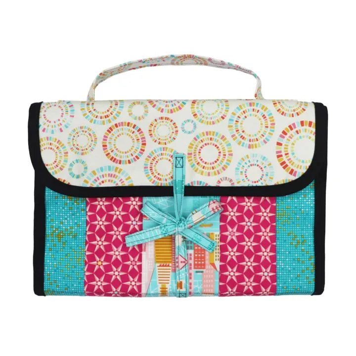 Hanging Travel Organizer Bag Quilt - As - You - Go Kit with Zippity - Do - Done Zipper - Maple Leaf Quilting Company Ltd.