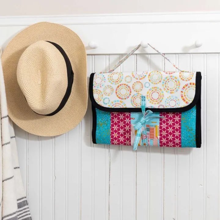 Hanging Travel Organizer Bag Quilt - As - You - Go Kit with Zippity - Do - Done Zipper - Maple Leaf Quilting Company Ltd.