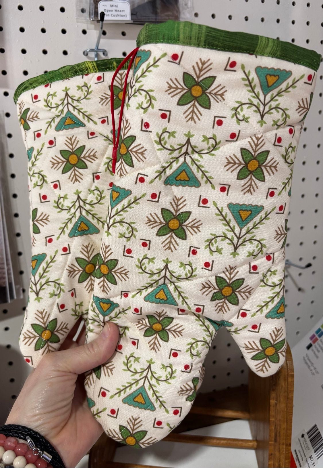Lori Holt Hometown Holiday Oven Mitt Kit - (Makes 2 Mitts) - Maple Leaf Quilting Company Ltd.