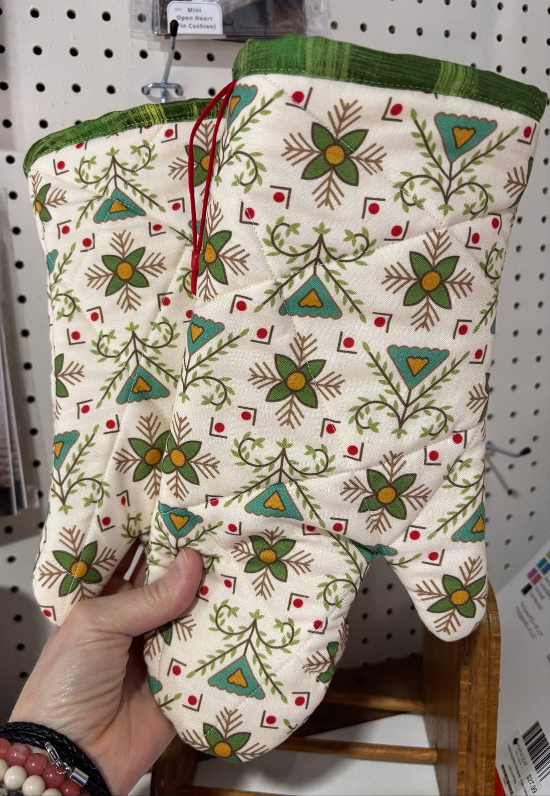 Lori Holt Hometown Holiday Oven Mitt Kit - (Makes 2 Mitts) - Maple Leaf Quilting Company Ltd.