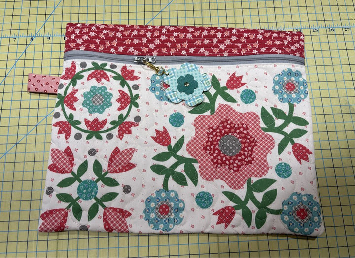 Maple Leaf Stitching Academy Beginner Sewing Class - Lori Holt Zippy Pouch - Maple Leaf Quilting Company Ltd.