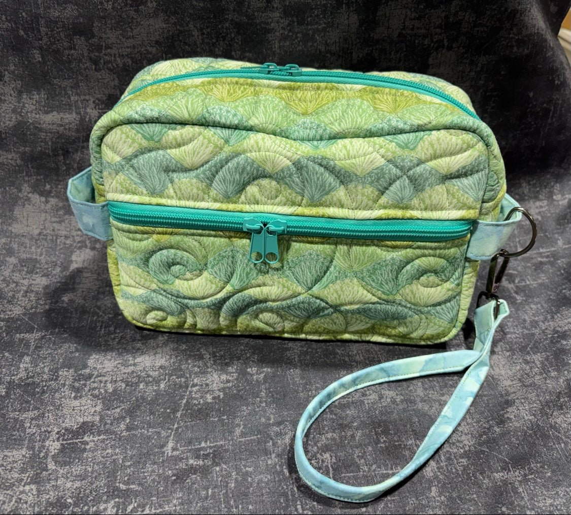 Maple Leaf Stitching Academy Beginner Sewing Class - Zipper Bag with Wrist Strap - Maple Leaf Quilting Company Ltd.