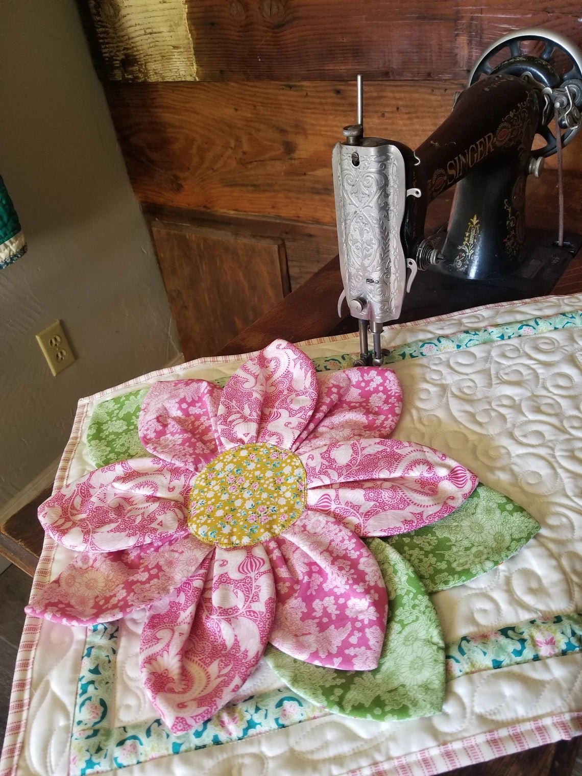 Petal Pop Flower Runner Pattern by Sugar Bee Quilts (SBQ03) - Maple Leaf Quilting Company Ltd.