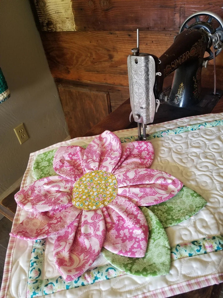 Petal Pop Flower Runner Pattern by Sugar Bee Quilts (SBQ03) - Maple Leaf Quilting Company Ltd.