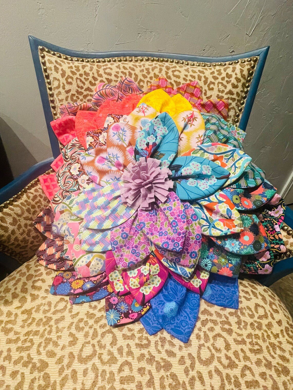 Petal Pop Zinnia Pillow Pattern by Sugar Bee Quilts (SBQO1) - Maple Leaf Quilting Company Ltd.