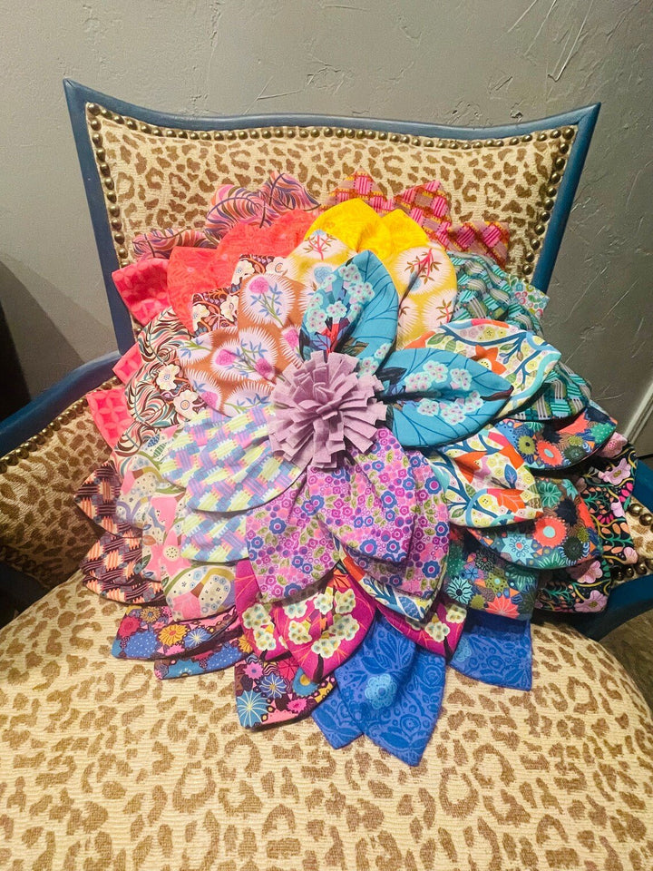 Petal Pop Zinnia Pillow Pattern by Sugar Bee Quilts (SBQO1) - Maple Leaf Quilting Company Ltd.