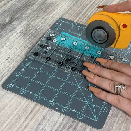 Creative Grids Cutting Mat 6in x 8in - Maple Leaf Quilting Company Ltd.